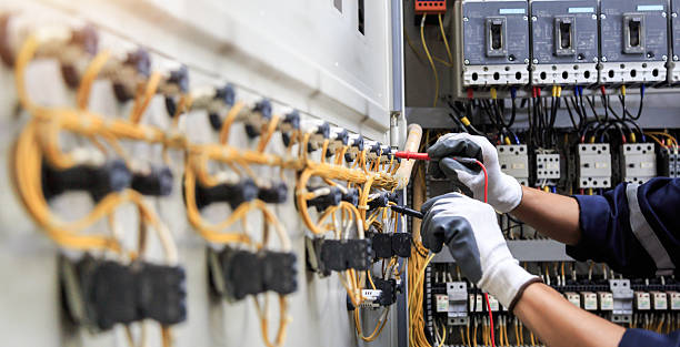 Professional Electrician technician working in Germantown Hills, IL